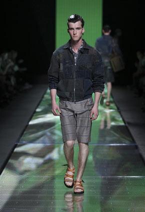 Louis Vuitton تكشف عن مجموعة ربيع صيف 2013 في دبي